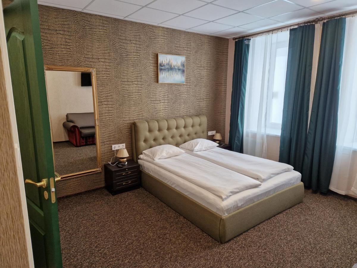 Central Hotel With Free Parking Рига Экстерьер фото