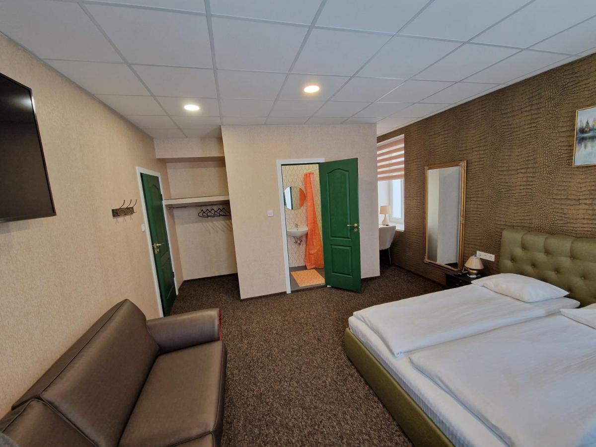 Central Hotel With Free Parking Рига Экстерьер фото